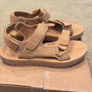 EUC Universal Thread teva-like sports sandals in camel brown
